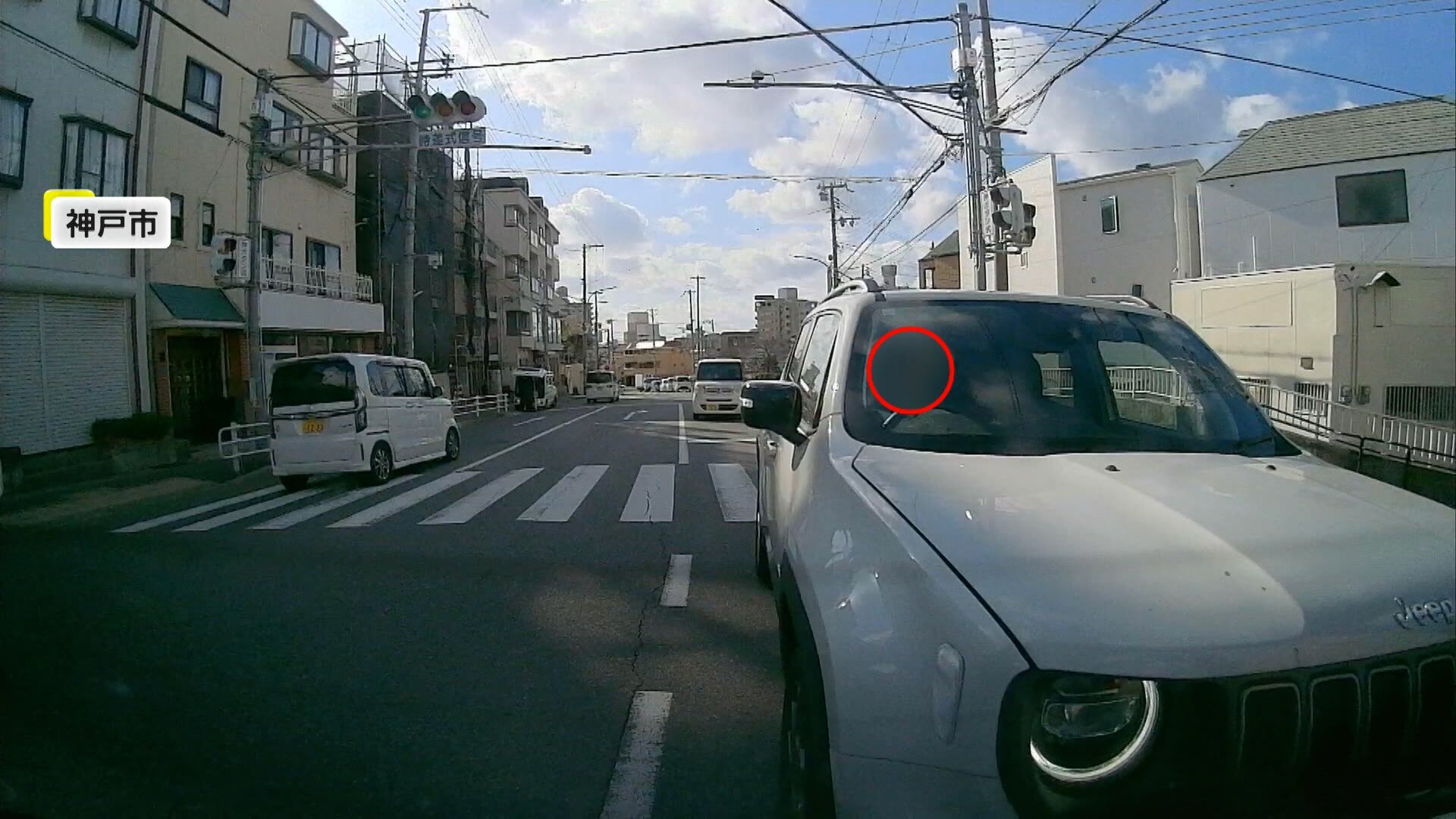 急いでいて全然前を見ていなかった若い女性ドライバー、ノーブレーキで右折待ちの車に追突  神戸